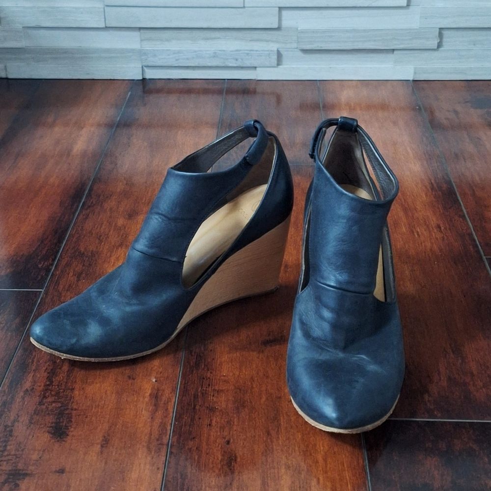Coclico Jory Cutout Wedge Black Leather Booties, Size EU 39.5 US 8.5 - Picture 2 of 9